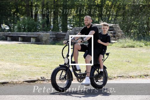 Amsterdam 24 april 2020
Johnny Heitinga en zijn zoon Lennox op een stoere coole electrische fiets , de doppio