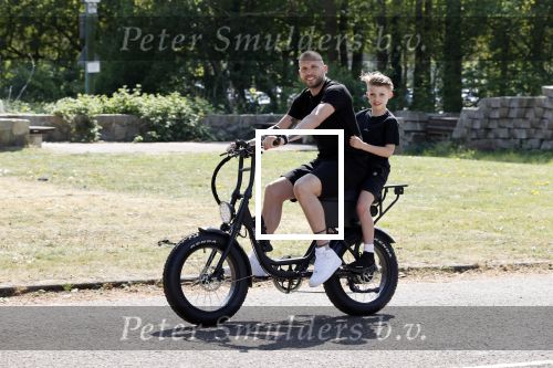 Amsterdam 24 april 2020
Johnny Heitinga en zijn zoon Lennox op een stoere coole electrische fiets , de doppio