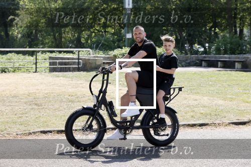 Amsterdam 24 april 2020
Johnny Heitinga en zijn zoon Lennox op een stoere coole electrische fiets , de doppio