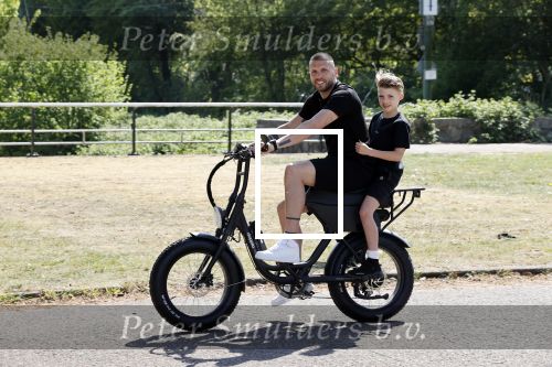 Amsterdam 24 april 2020
Johnny Heitinga en zijn zoon Lennox op een stoere coole electrische fiets , de doppio