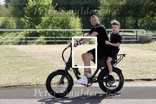 Amsterdam 24 april 2020
Johnny Heitinga en zijn zoon Lennox op een stoere coole electrische fiets , de doppio