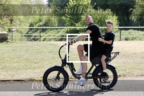 Amsterdam 24 april 2020
Johnny Heitinga en zijn zoon Lennox op een stoere coole electrische fiets , de doppio