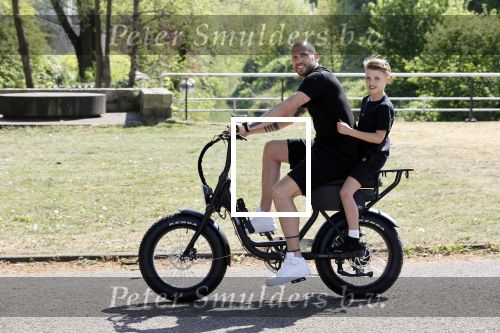 Amsterdam 24 april 2020
Johnny Heitinga en zijn zoon Lennox op een stoere coole electrische fiets , de doppio