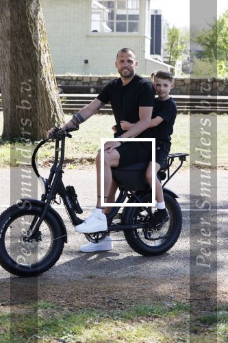 Amsterdam 24 april 2020
Johnny Heitinga en zijn zoon Lennox op een stoere coole electrische fiets , de doppio
