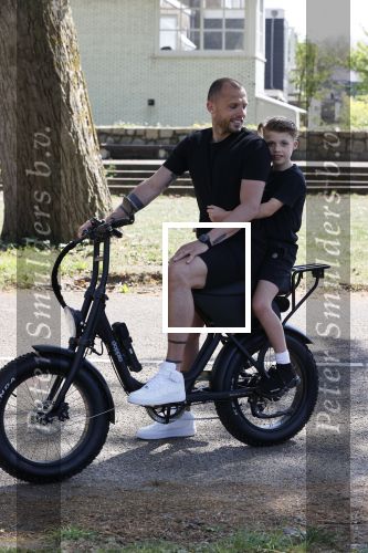 Amsterdam 24 april 2020
Johnny Heitinga en zijn zoon Lennox op een stoere coole electrische fiets , de doppio
