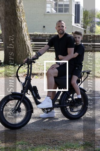 Amsterdam 24 april 2020
Johnny Heitinga en zijn zoon Lennox op een stoere coole electrische fiets , de doppio