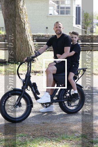 Amsterdam 24 april 2020
Johnny Heitinga en zijn zoon Lennox op een stoere coole electrische fiets , de doppio