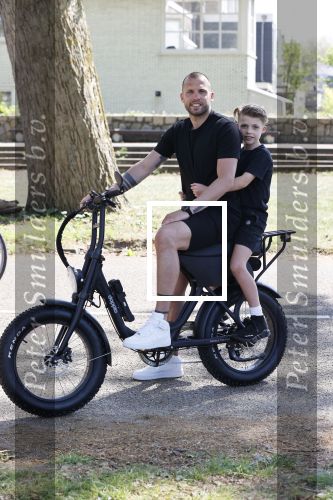 Amsterdam 24 april 2020
Johnny Heitinga en zijn zoon Lennox op een stoere coole electrische fiets , de doppio