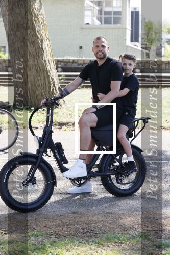 Amsterdam 24 april 2020
Johnny Heitinga en zijn zoon Lennox op een stoere coole electrische fiets , de doppio