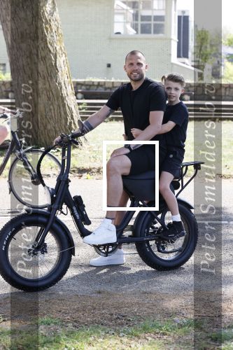 Amsterdam 24 april 2020
Johnny Heitinga en zijn zoon Lennox op een stoere coole electrische fiets , de doppio