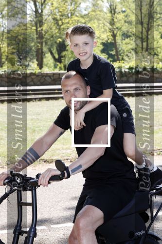 Amsterdam 24 april 2020
Johnny Heitinga en zijn zoon Lennox op een stoere coole electrische fiets , de doppio