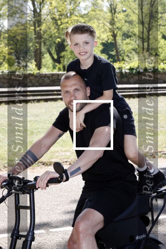 Amsterdam 24 april 2020
Johnny Heitinga en zijn zoon Lennox op een stoere coole electrische fiets , de doppio