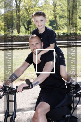 Amsterdam 24 april 2020
Johnny Heitinga en zijn zoon Lennox op een stoere coole electrische fiets , de doppio