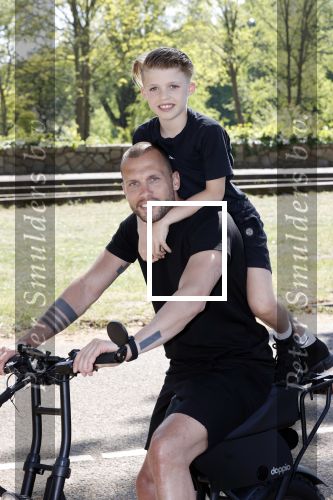 Amsterdam 24 april 2020
Johnny Heitinga en zijn zoon Lennox op een stoere coole electrische fiets , de doppio