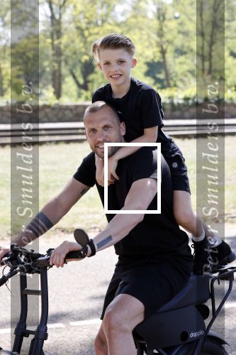 Amsterdam 24 april 2020
Johnny Heitinga en zijn zoon Lennox op een stoere coole electrische fiets , de doppio