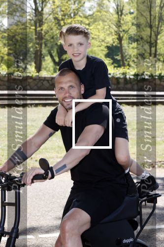 Amsterdam 24 april 2020
Johnny Heitinga en zijn zoon Lennox op een stoere coole electrische fiets , de doppio