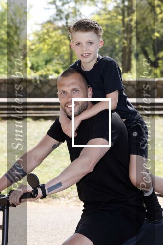 Amsterdam 24 april 2020
Johnny Heitinga en zijn zoon Lennox op een stoere coole electrische fiets , de doppio