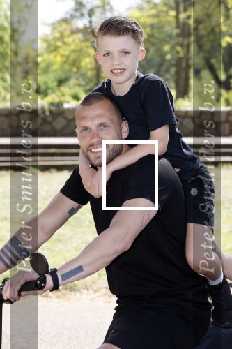 Amsterdam 24 april 2020
Johnny Heitinga en zijn zoon Lennox op een stoere coole electrische fiets , de doppio