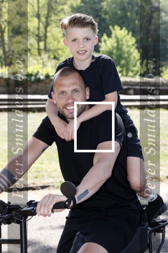 Amsterdam 24 april 2020
Johnny Heitinga en zijn zoon Lennox op een stoere coole electrische fiets , de doppio
