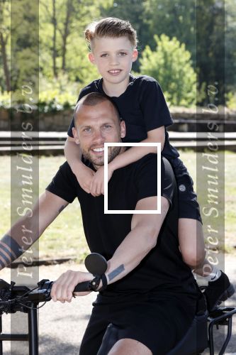 Amsterdam 24 april 2020
Johnny Heitinga en zijn zoon Lennox op een stoere coole electrische fiets , de doppio