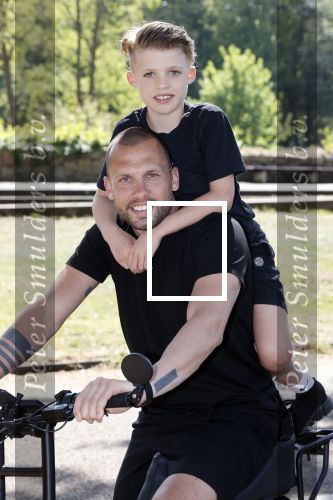 Amsterdam 24 april 2020
Johnny Heitinga en zijn zoon Lennox op een stoere coole electrische fiets , de doppio