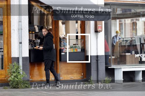 Amsterdam 18 april 2020
Johnny Heitinga haalt koffietje op straat