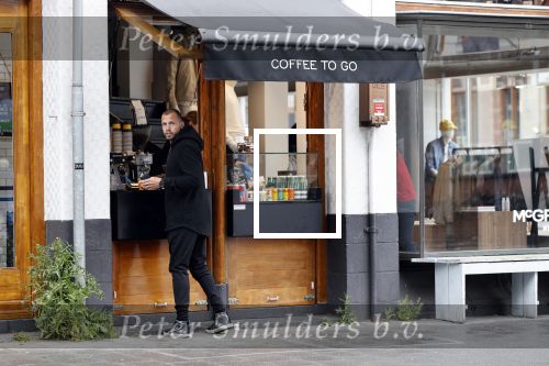 Amsterdam 18 april 2020
Johnny Heitinga haalt koffietje op straat