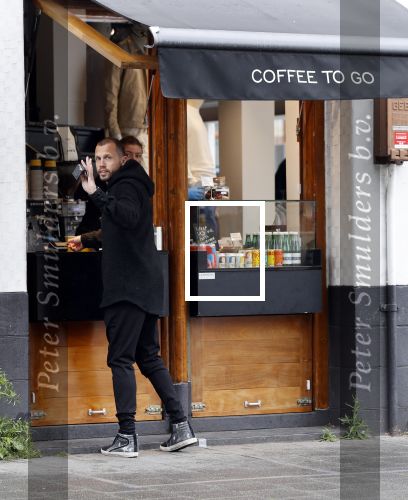 Amsterdam 18 april 2020
Johnny Heitinga haalt koffietje op straat