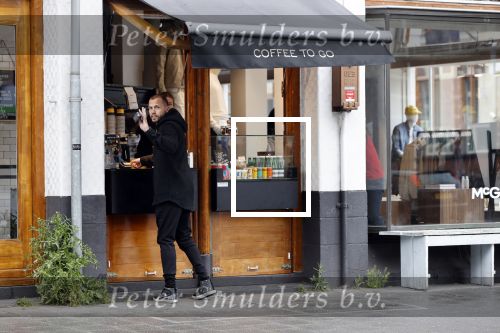 Amsterdam 18 april 2020
Johnny Heitinga haalt koffietje op straat