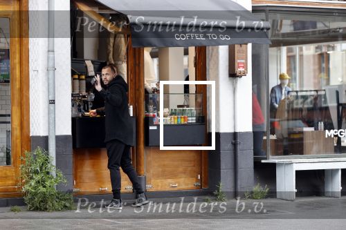 Amsterdam 18 april 2020
Johnny Heitinga haalt koffietje op straat