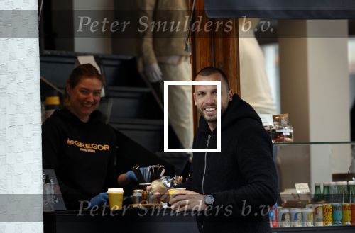 Amsterdam 18 april 2020
Johnny Heitinga haalt koffietje op straat