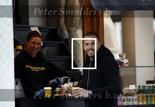 Amsterdam 18 april 2020
Johnny Heitinga haalt koffietje op straat