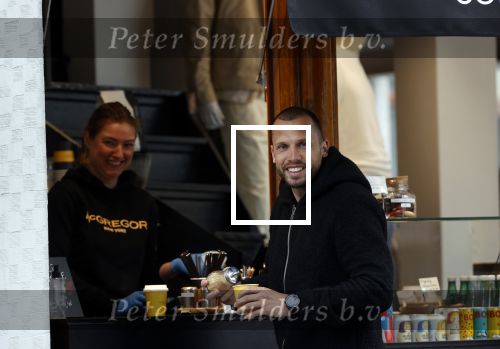 Amsterdam 18 april 2020
Johnny Heitinga haalt koffietje op straat