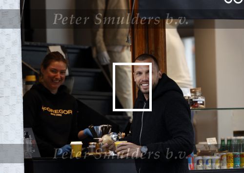 Amsterdam 18 april 2020
Johnny Heitinga haalt koffietje op straat