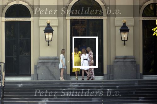 Den Haag 27 april 2020
ivm het corona virus is koningsdag in Maastricht afgelast en vieren Koning Willem Alexander Koningin Maxim en hun dochter prinses Amalia en Ariane de verjaardag van WA op paleis huis ten Bosch.