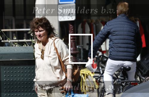 Amsterdam 21 april 2020
Linda v Dijck doet boodschappen op de cornelis schuytstraat.