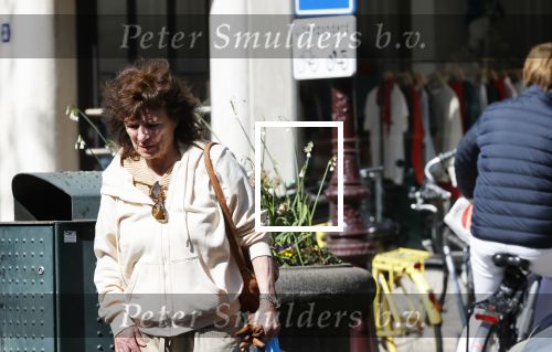 Amsterdam 21 april 2020
Linda v Dijck doet boodschappen op de cornelis schuytstraat.