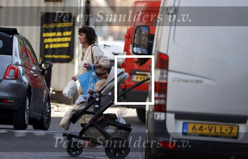 Amsterdam 21 april 2020
Linda v Dijck doet boodschappen op de cornelis schuytstraat.