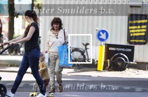 Amsterdam 21 april 2020
Linda v Dijck doet boodschappen op de cornelis schuytstraat.
