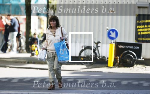 Amsterdam 21 april 2020
Linda v Dijck doet boodschappen op de cornelis schuytstraat.