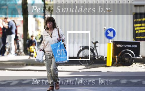 Amsterdam 21 april 2020
Linda v Dijck doet boodschappen op de cornelis schuytstraat.