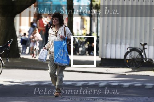Amsterdam 21 april 2020
Linda v Dijck doet boodschappen op de cornelis schuytstraat.