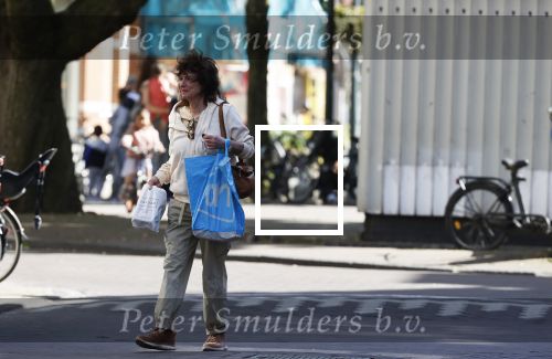 Amsterdam 21 april 2020
Linda v Dijck doet boodschappen op de cornelis schuytstraat.