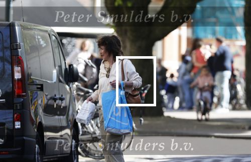 Amsterdam 21 april 2020
Linda v Dijck doet boodschappen op de cornelis schuytstraat.