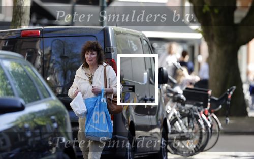 Amsterdam 21 april 2020
Linda v Dijck doet boodschappen op de cornelis schuytstraat.