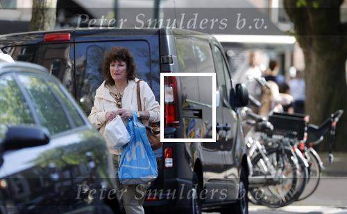 Amsterdam 21 april 2020
Linda v Dijck doet boodschappen op de cornelis schuytstraat.