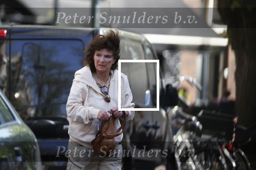Amsterdam 21 april 2020
Linda v Dijck doet boodschappen op de cornelis schuytstraat.
