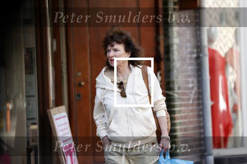 Amsterdam 21 april 2020
Linda v Dijck doet boodschappen op de cornelis schuytstraat.
