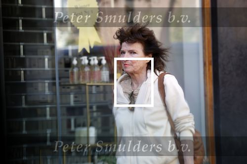 Amsterdam 21 april 2020
Linda v Dijck doet boodschappen op de cornelis schuytstraat.