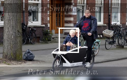 Amsterdam 18 april 2020
Menno Kohler met zijn vrouw en zoon op de bakfiets
